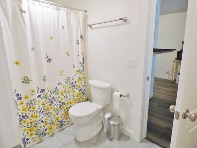 Building Photo - Downtown Living | 1 Bed • 1 Bath Ground-Level Condo | Available August 1!