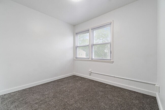 Building Photo - 3 Bedroom Townhouse in Midland, PA!! Apply...