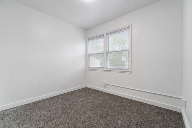 Building Photo - Three Bedroom Townhouse in Midland!