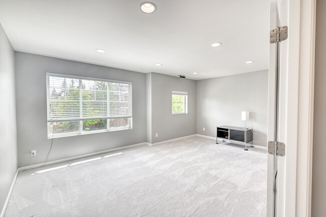 Building Photo - Spacious 4-Bed Home in the Northshore School District