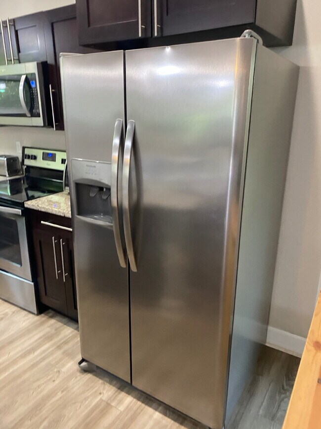 Building Photo - Now Leasing! Spacious 6-Bedroom, 6.5-Bathroom student house just minutes from campus. Only $725/m...