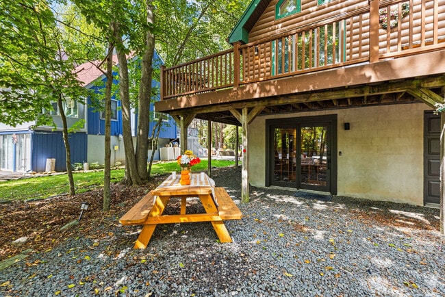 Building Photo - 2174 Lakeview Dr E