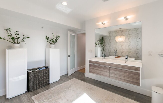 Building Photo - Three Bed Olde Kensington Home