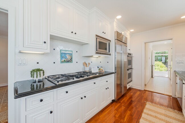 Building Photo - 426 Vía La Selva