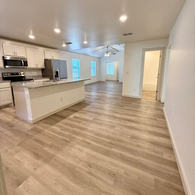 Building Photo - 7702 Elm Ave