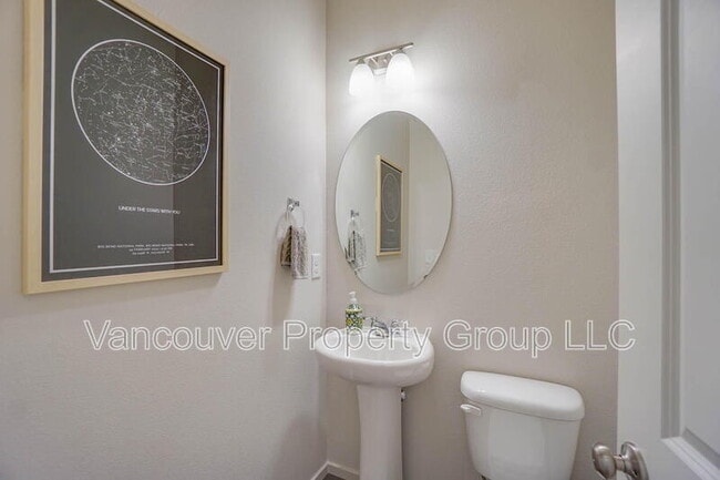 Building Photo - 2001 NE 4 Seasons Ln