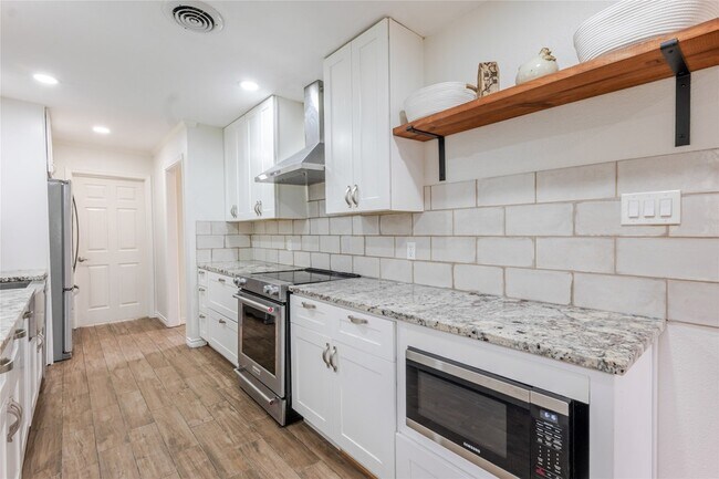 Building Photo - 11839 High Meadow Dr