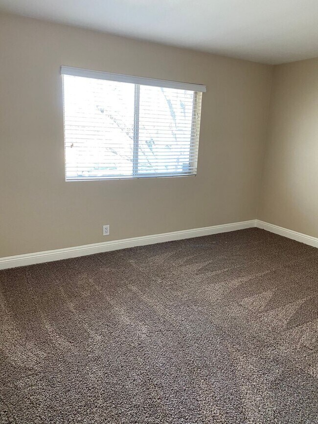 Building Photo - Beautifully remodeled 2 bed, 1 bath Condo!