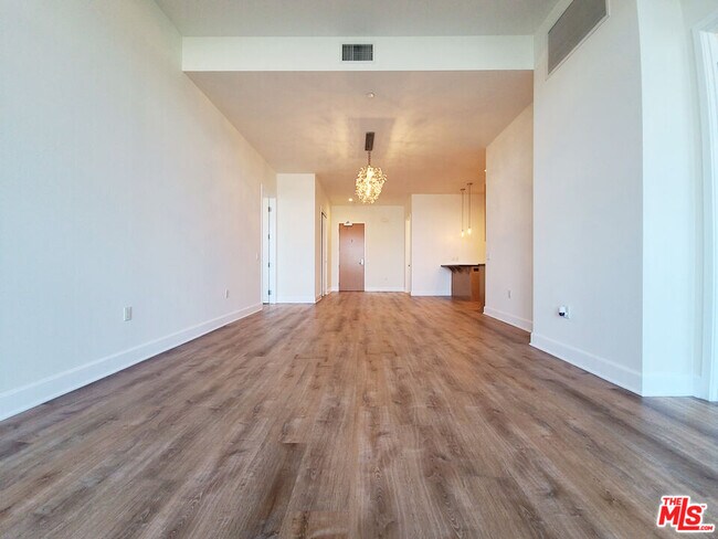 Building Photo - 3223 W 6th St