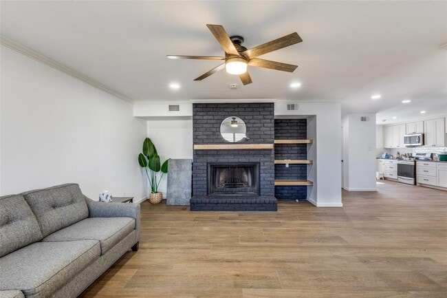 Building Photo - 11127 Pinehurst Dr #C C