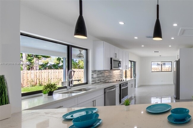 Building Photo - 1001 NW 6th Dr