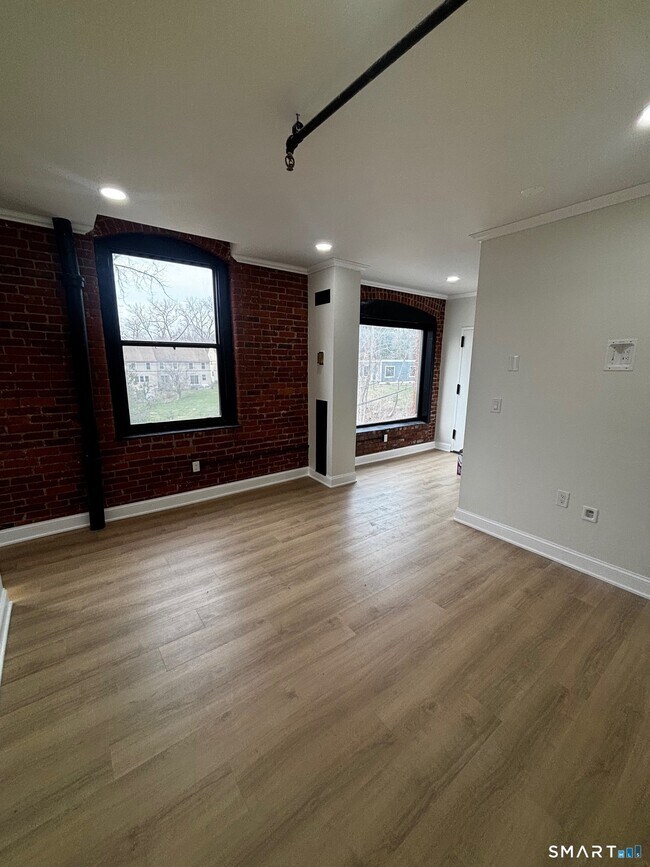 Building Photo - 222 Williams St E