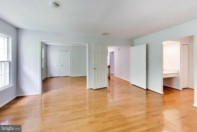 Building Photo - 991 Farm Haven Dr