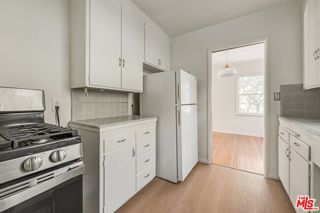 Building Photo - 1706 N Stanley Ave