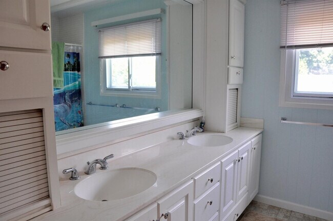 Building Photo - 2065 Yorktown Dr
