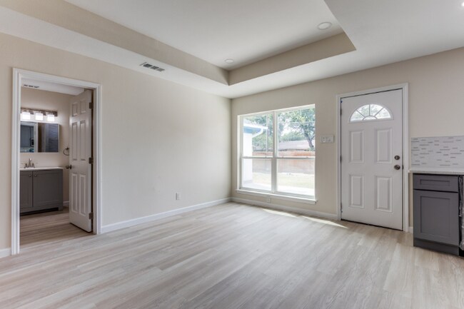 Building Photo - 1223 Evergreen Dr