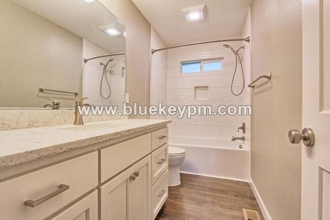 Building Photo - 4 Bed, 3 Bath Split Level Home in Sherwood