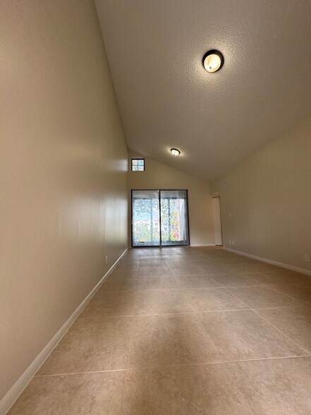 Building Photo - 211 Lake Pointe Dr