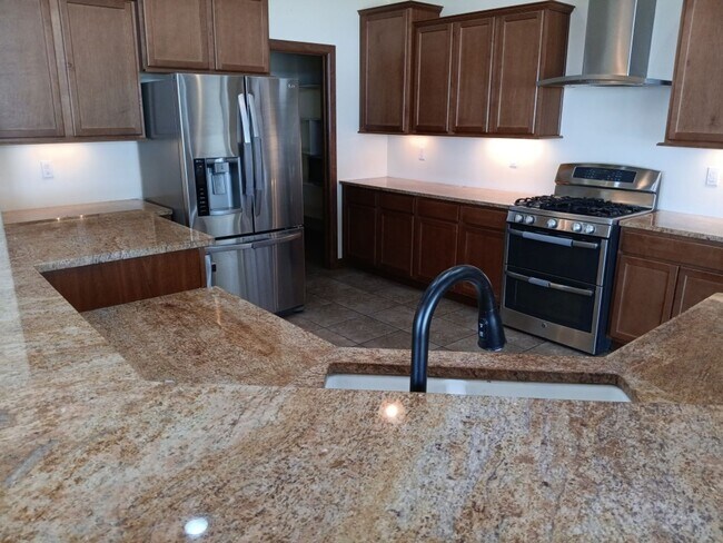 Building Photo - Stunning 5-bedroom, 2.5-bathroom home in R...