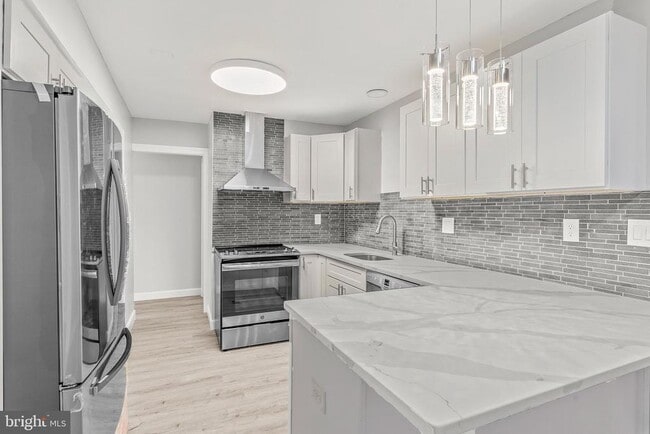 Building Photo - 12 Holbrook Ln