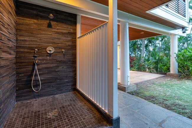 Building Photo - Enjoy Cool Breezes And Dazzling Views Of The Ocean Below At This Private, 4 Bedroom, 3.5 Bath Lan...