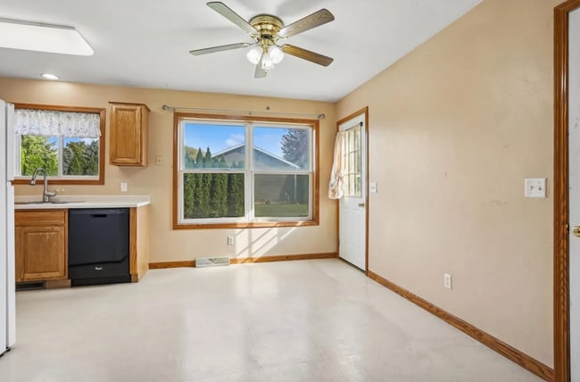 Building Photo - 728 S Main St