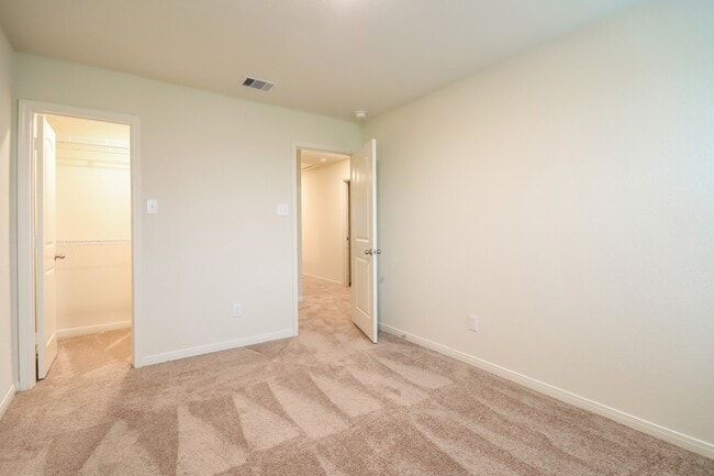 Building Photo - 552 Solomon Ln