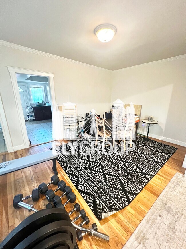 Building Photo - 165 Sharon St