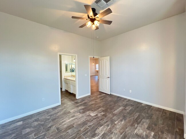 Building Photo - NORTHWEST BAKERSFIELD