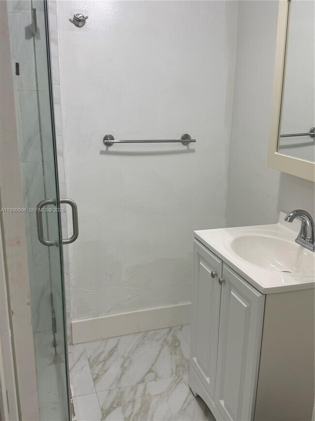 Building Photo - 1400 NE 191st St