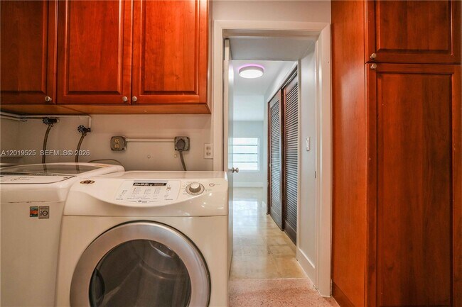 Building Photo - 475 S Shore Dr