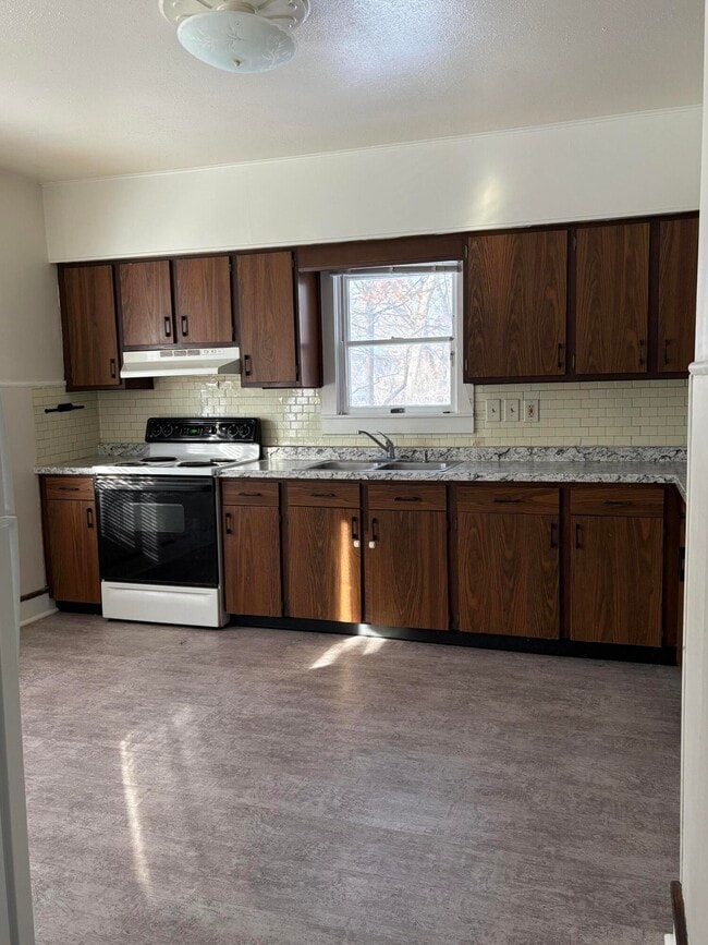 Building Photo - 209 Oak St