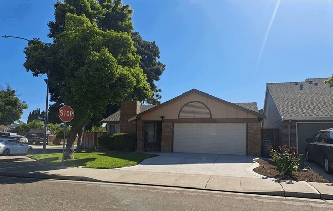Building Photo - 2680 Bonifacio Dr