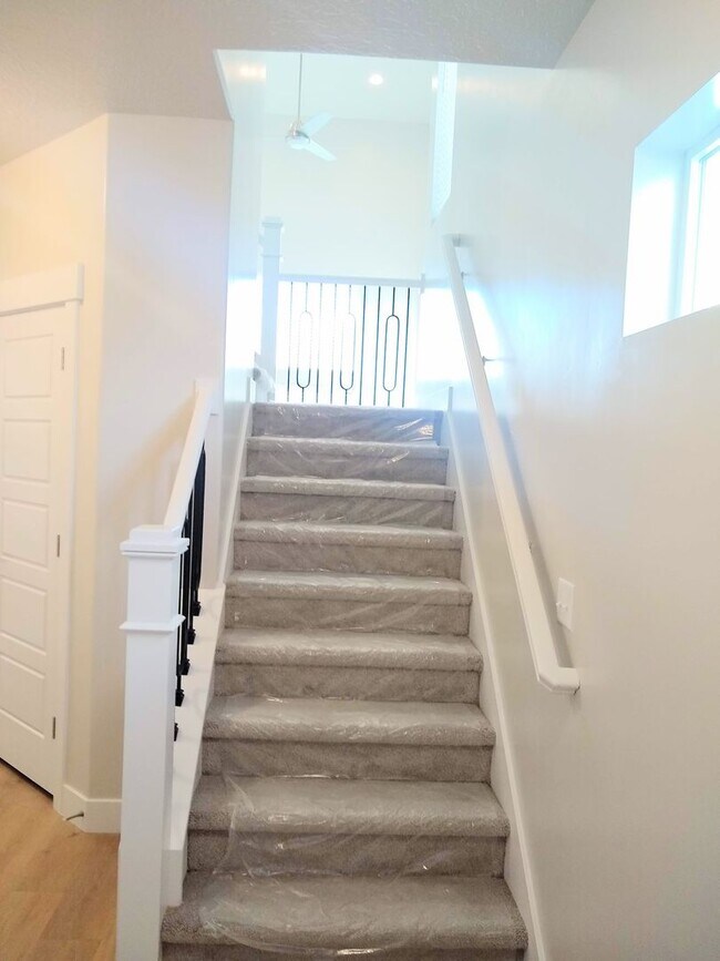 Building Photo - Bluffdale Townhouse Rental in Bringhurst S...