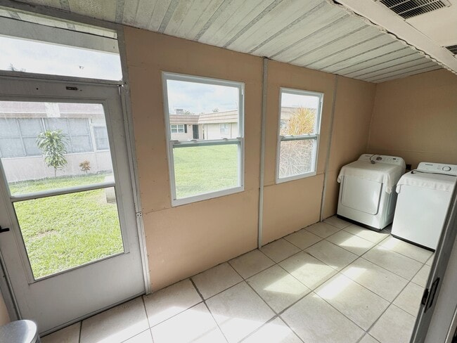 Building Photo - 301 Seville Dr