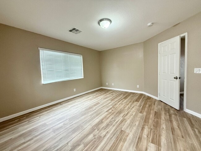 Building Photo - Spacious Living, Granite Counters, Great Location!