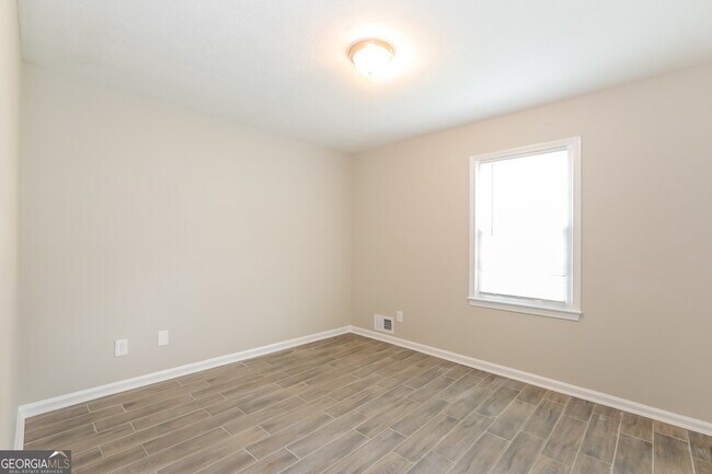 Building Photo - 2974 Landmark Dr SE