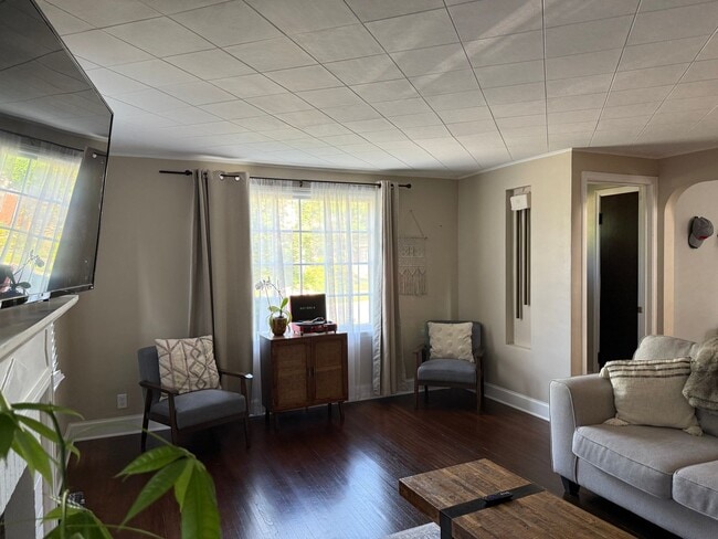 Building Photo - Charming 3 bedroom 1.5 bath in Amherst :