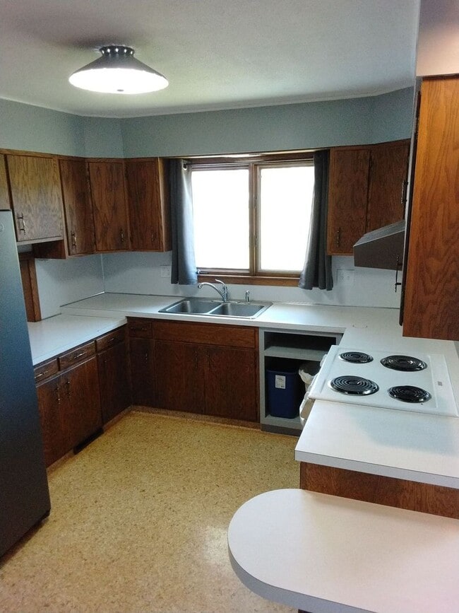 Building Photo - 3 Bedroom home