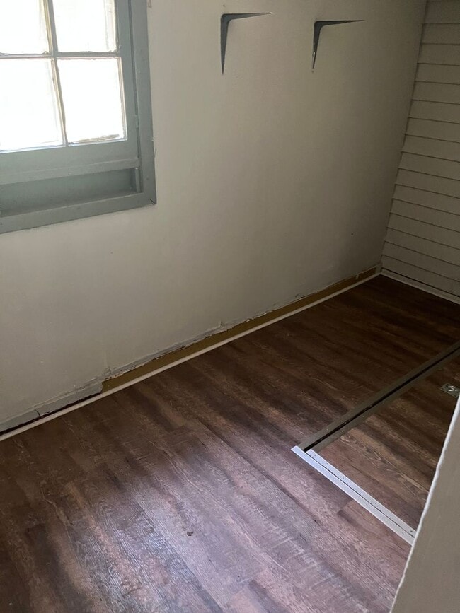 Building Photo - $795 - 3 bed 1 bath - Single Family Home