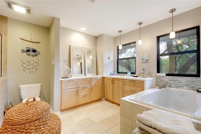 Building Photo - 2303 Doral Dr