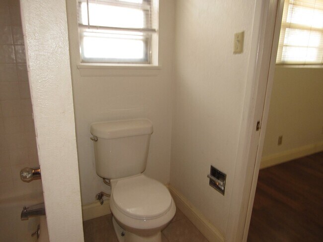 Building Photo - 2810 Teakwood Dr