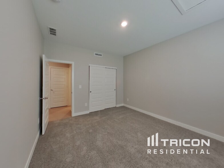 Building Photo - 1303 Eton Wy