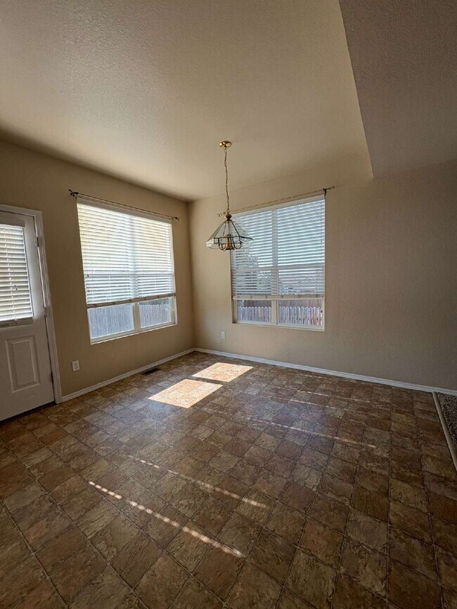 Building Photo - 3 bedroom - Lazy River