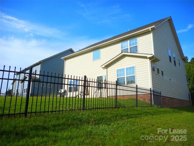 Building Photo - 3038 Oakmere Rd