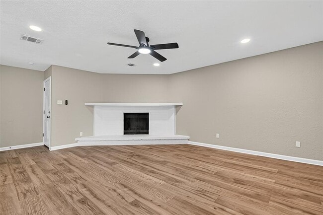 Building Photo - 17518 Autumn Hills Dr