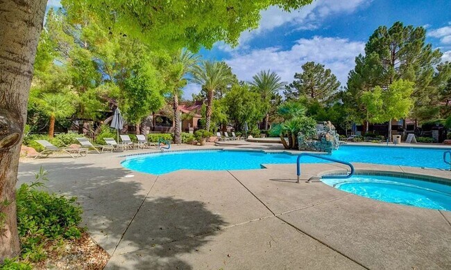 Building Photo - RESORT STYLE LIVING!