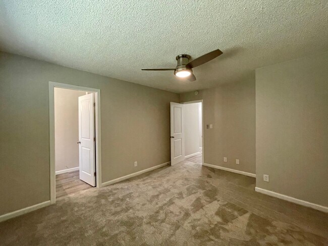 Building Photo - TRO1140-1142