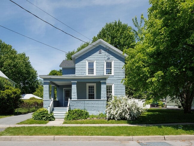 Building Photo - Charming and spacious 4-bedroom, 2 full bath home located in the City of Watertown.