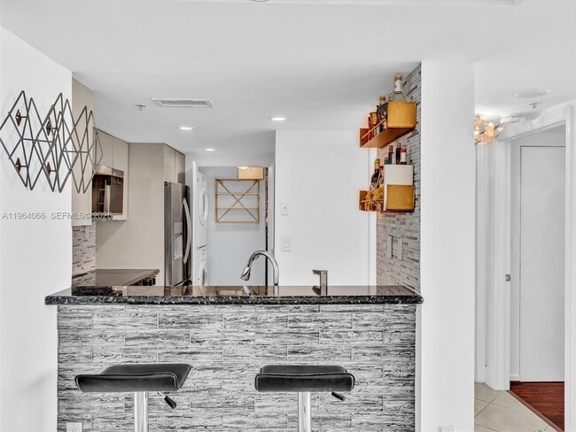 Building Photo - 650 West Ave